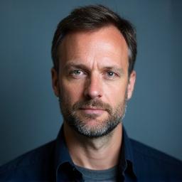 Portrett av Bjørn Johansen, ledende systemarkitekt, med et seriøst blikk som reflekterer hans tekniske ekspertise.